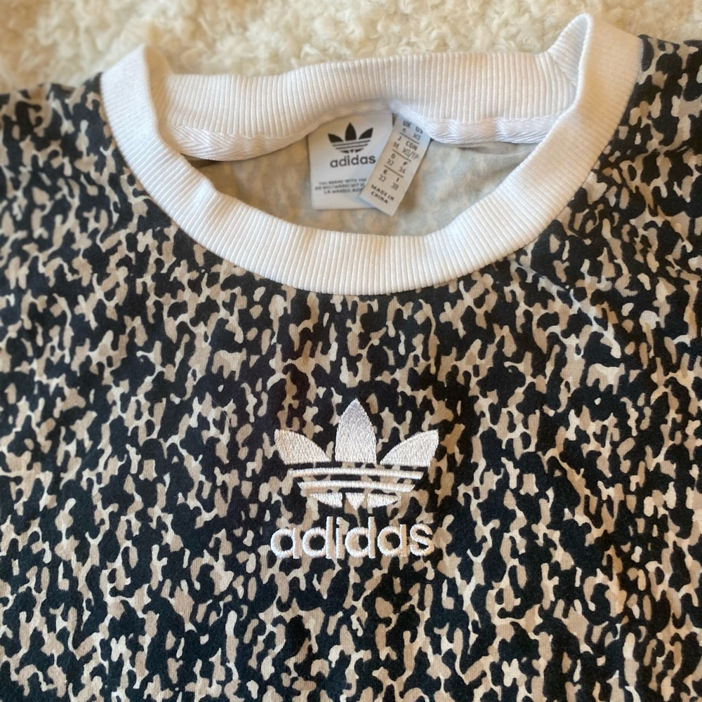 Adidas crop t-shirt leopard print - size small